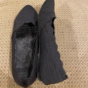 Scallop edge black flats